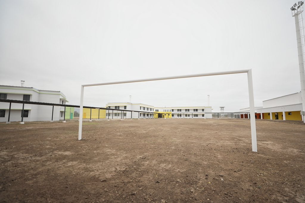 Dispone de cancha de fútbol entre otros espacios para educación y capacitación en oficios.