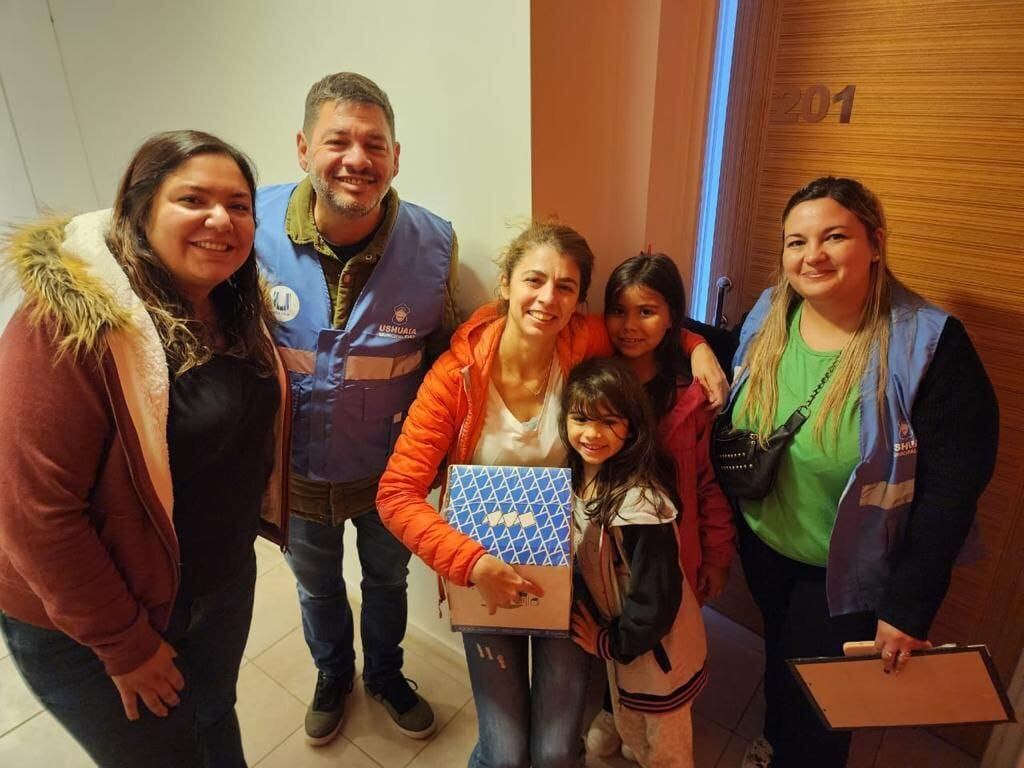 Familias de Ushuaia beneficiarias del ProCreAr recibieron bibliotecas