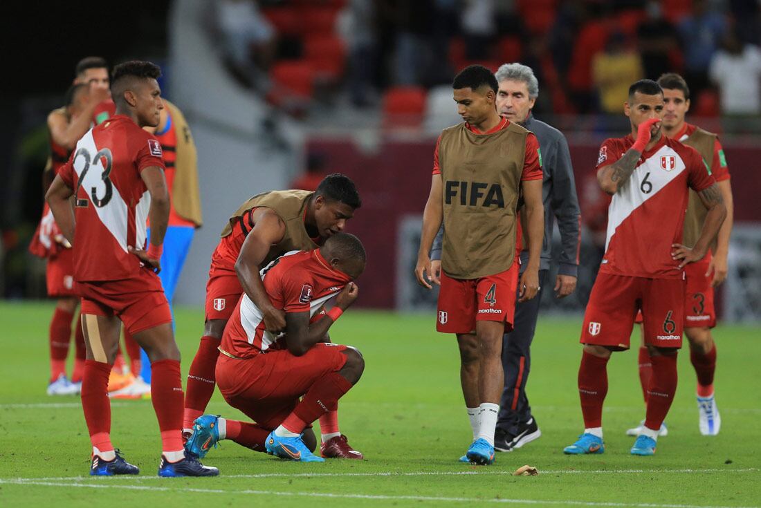 El consuelo para Advíncula, quien no pudo convertir su penal en la definición de Perú ante Australia en el Repechaje al Mundial Qatar 2022. (AP).