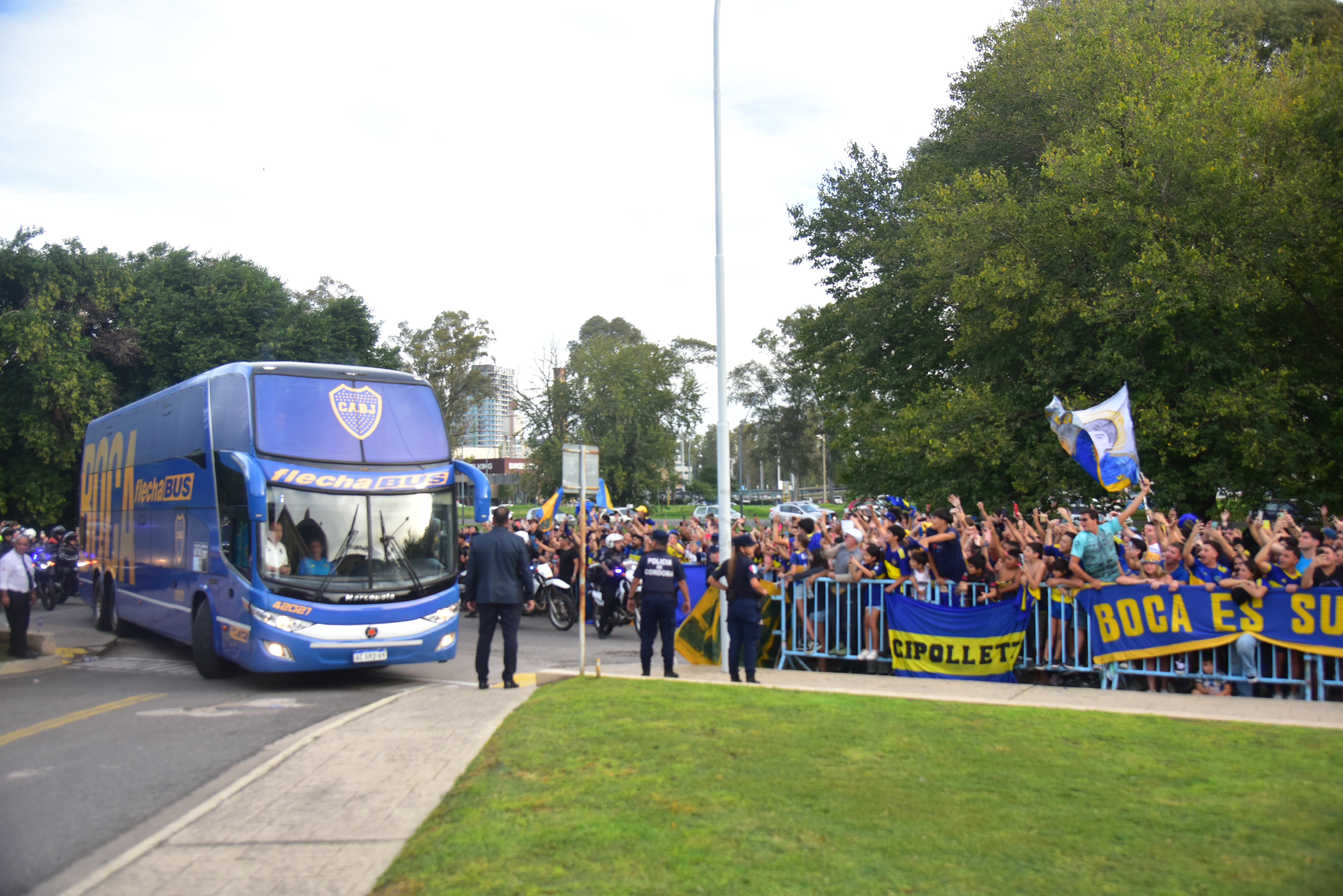 El plantel de Boca llega a su concentración en Córdoba, acompañado por muchos hinchas. (Pedro Castillo / La Voz)