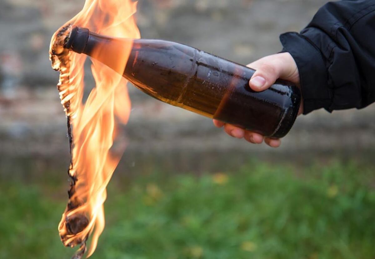 Incendiaron un auto con una bomba molotov y un policía de Córdoba sufrió quemaduras