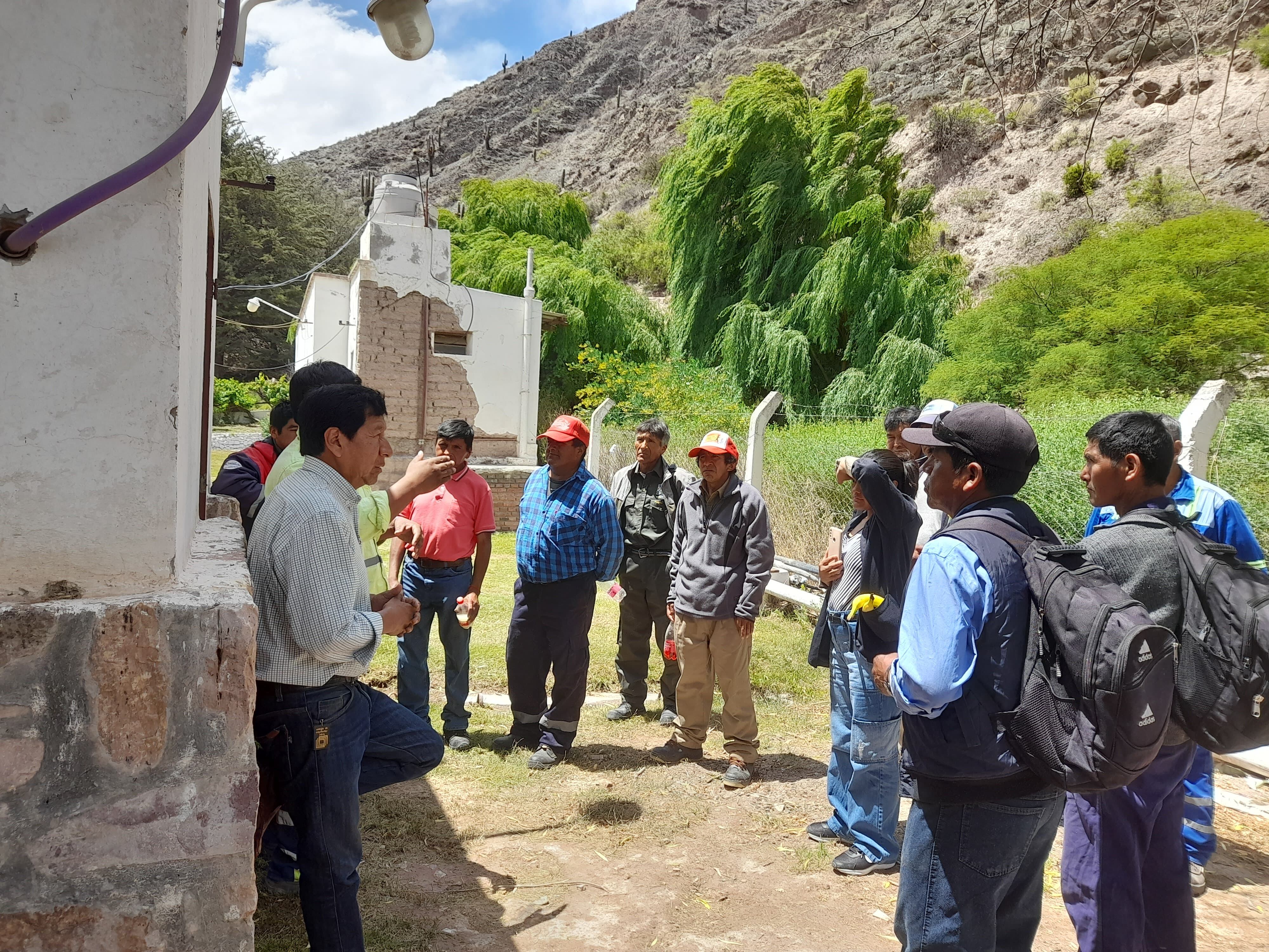 El jefe del sector de Servicios Dispersos de Agua Potable de Jujuy, Antonio Girón Flores (a la izquierda), desarrolla la parte práctica en la planta potabilizadora "El Molino".