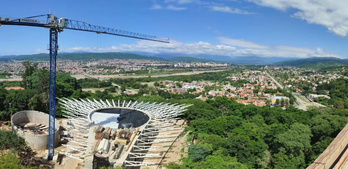 Viste general del Museo Lola Mora -en primer plano- que se construye en San Salvador de Jujuy.