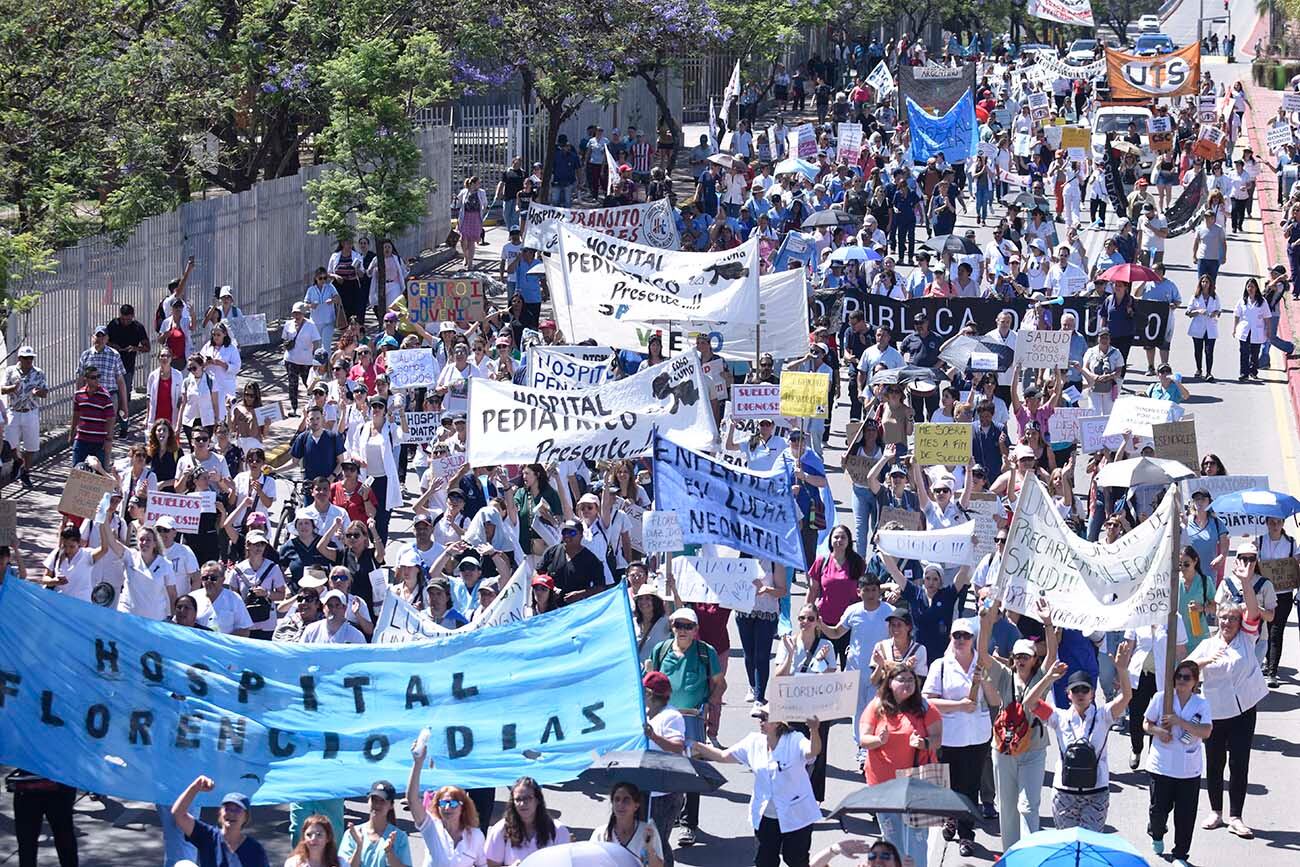 Protesta de médicos y personal de salud por las calles de Córdoba. (Ramiro Pereyra / La Voz)