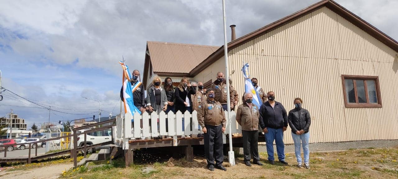 Veteranos del CEMU, inauguraron mástil en el Espacio "Pensar Malvinas".