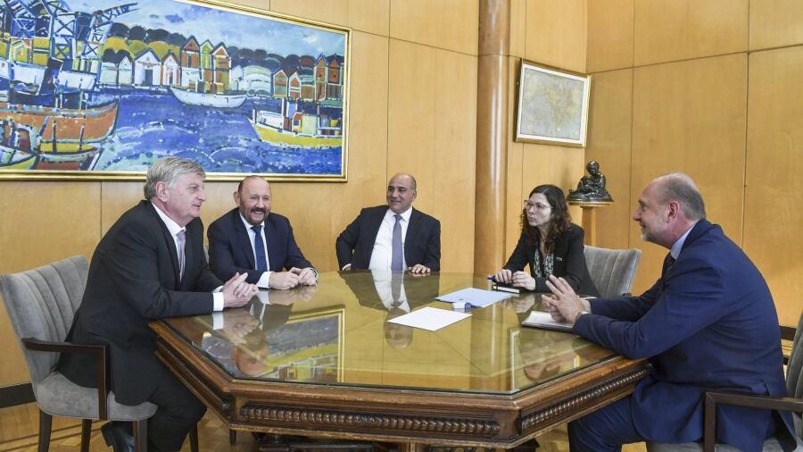 Juan Manzur, junto con Silvina Batakis, Omar Perotti, Gildo Insfrám y Sergio Ziliotto.