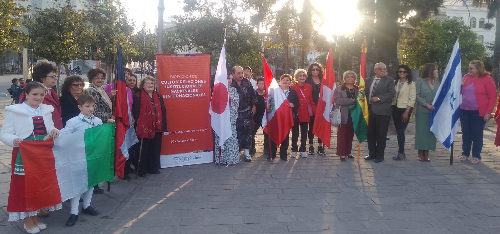 Banderas de diferentes países resumieron en la plaza Belgrano la larga historia de la inmigración asentada en Jujuy.