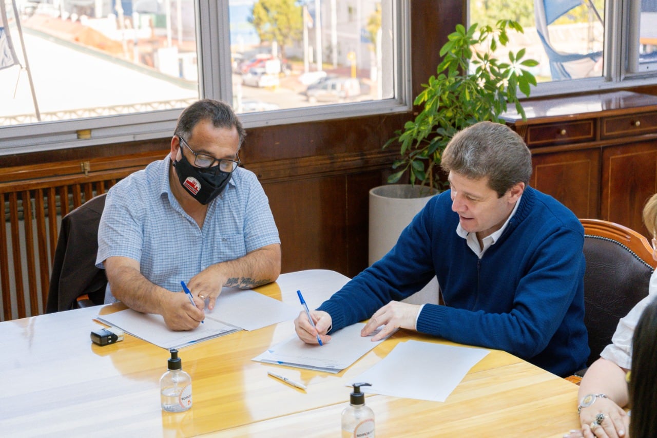 Gustavo Melella firmó el contrato para la construcción de una cancha sintética.