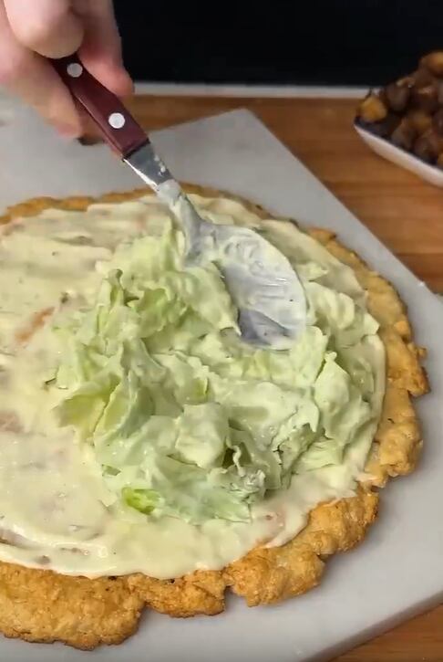 Tu ensalada favorita convertida en pizza: cómo preparar esta comida en simples pasos