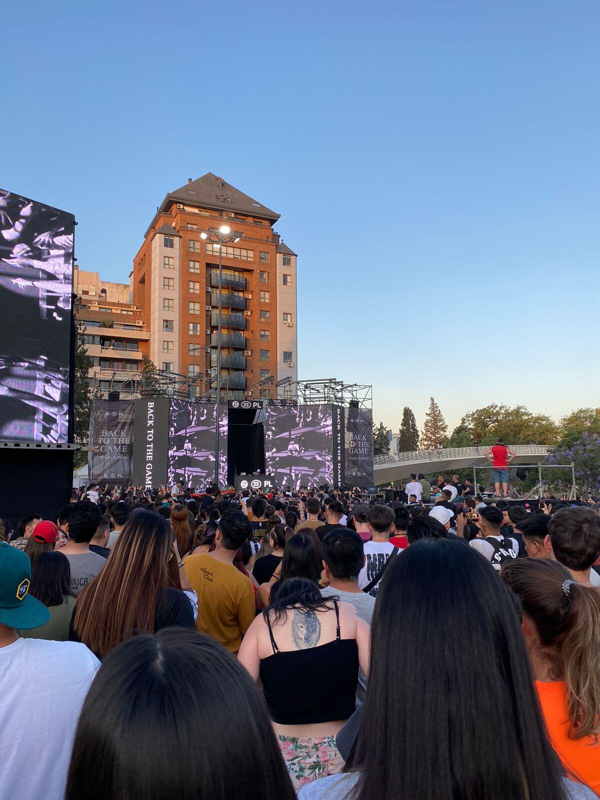 El rapero se presentó ante una multitud de fans.