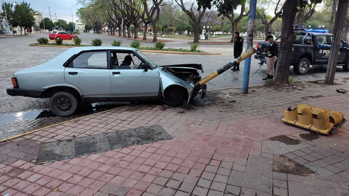 Borracho, chocó un semáforo