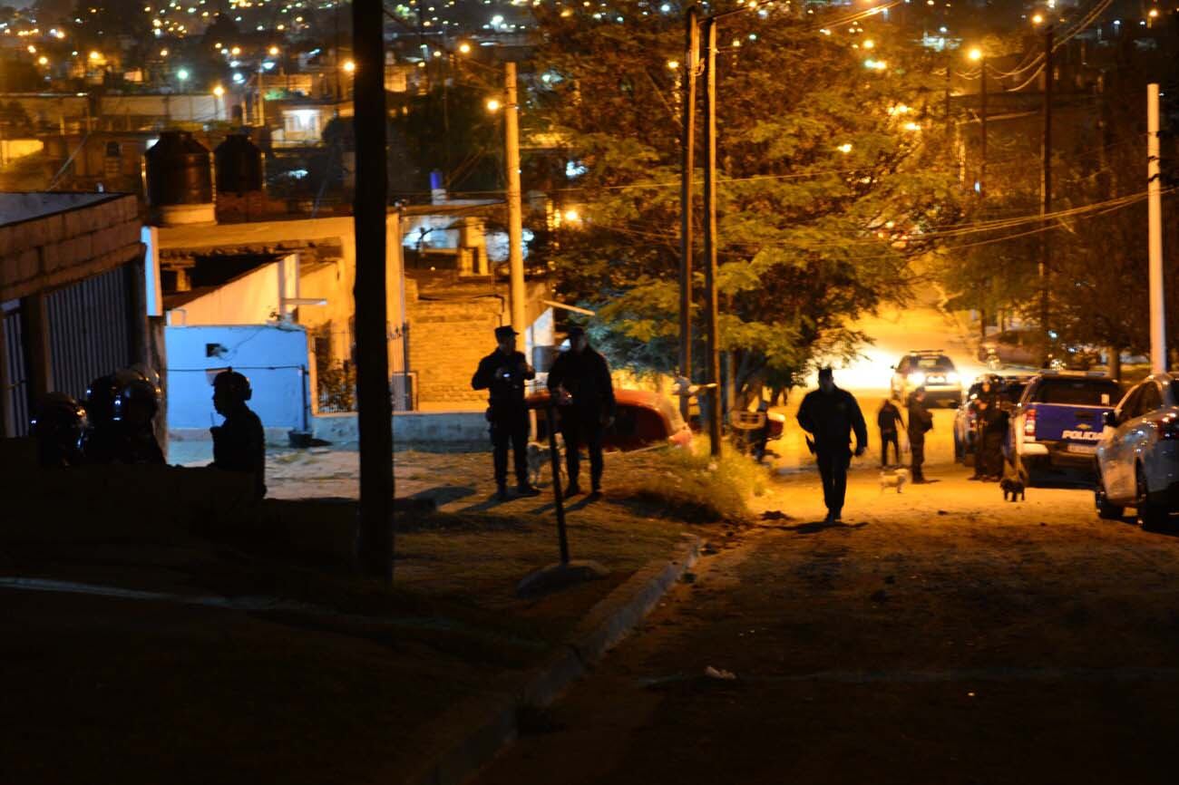 Policía mató a sospechoso que atacó a una familia a los tiros en barrio Muller. Calle Machado al 350.