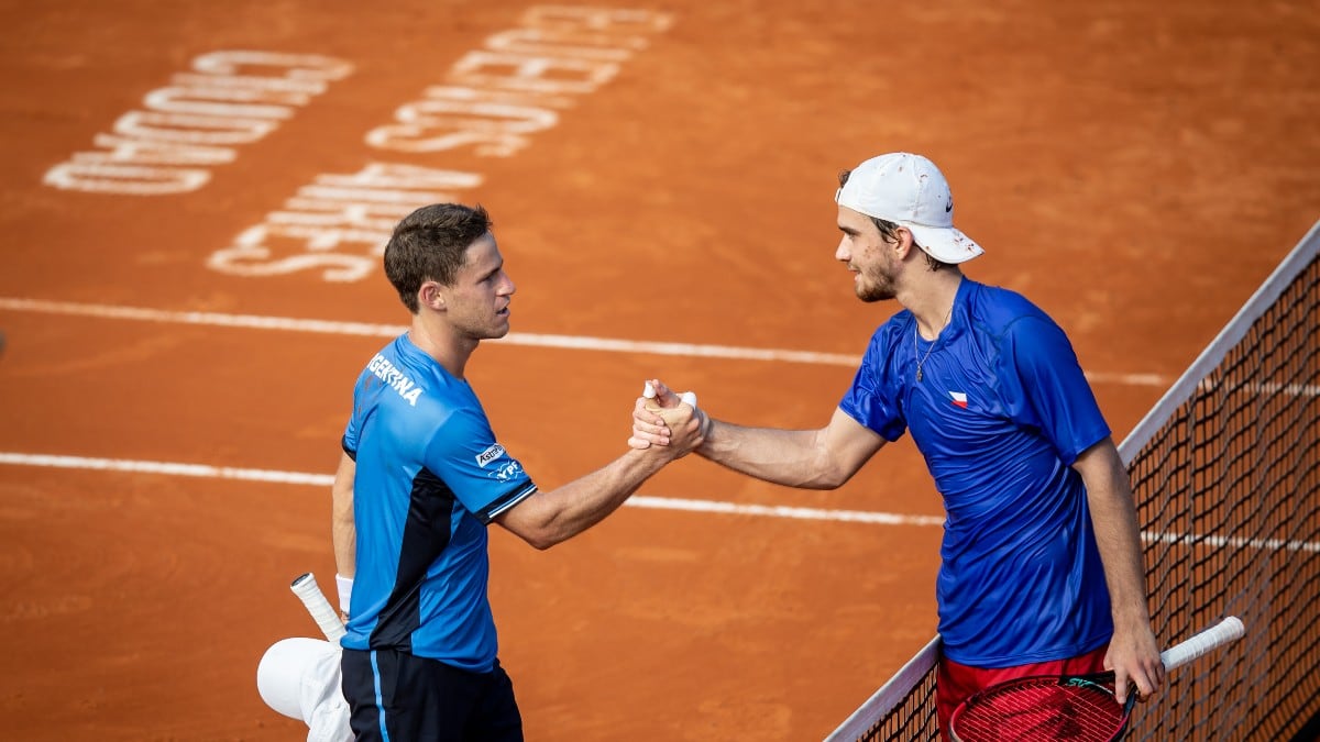 Diego Schwartzman se saluda con Machac.