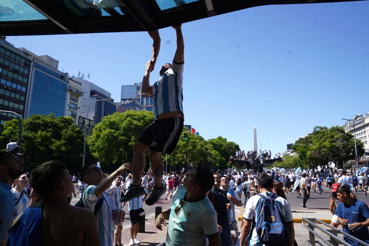 Miles de hinchas reciben a la selección en el Obelisco. (Clarín)