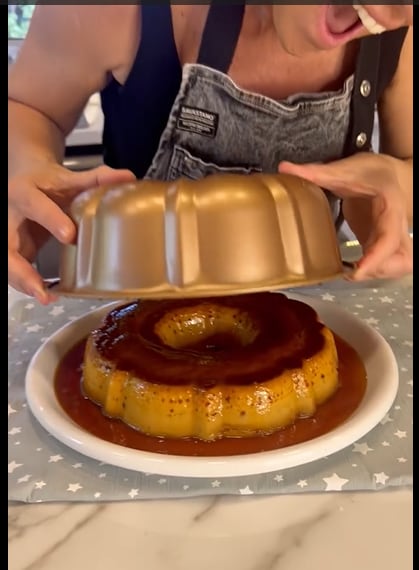 La receta de Jimena Monteverde para hacer flan de dulce de leche y coco