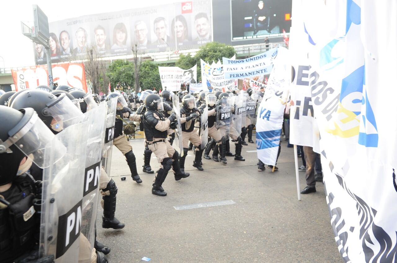 Incidentes en puente Pueyrredón entre manifestantes y efectivos de Prefectura.