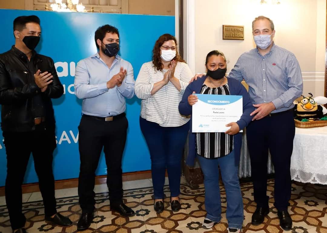 La mamá de Paula recibiendo el homenaje hecho por Maipú Municipio y la COREMAI.