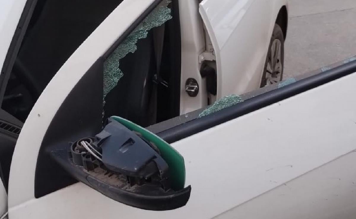 Estacionamiento. Así quedó el auto de la enfermera (Foto Fernando Barrionuevo/Cadena 3).