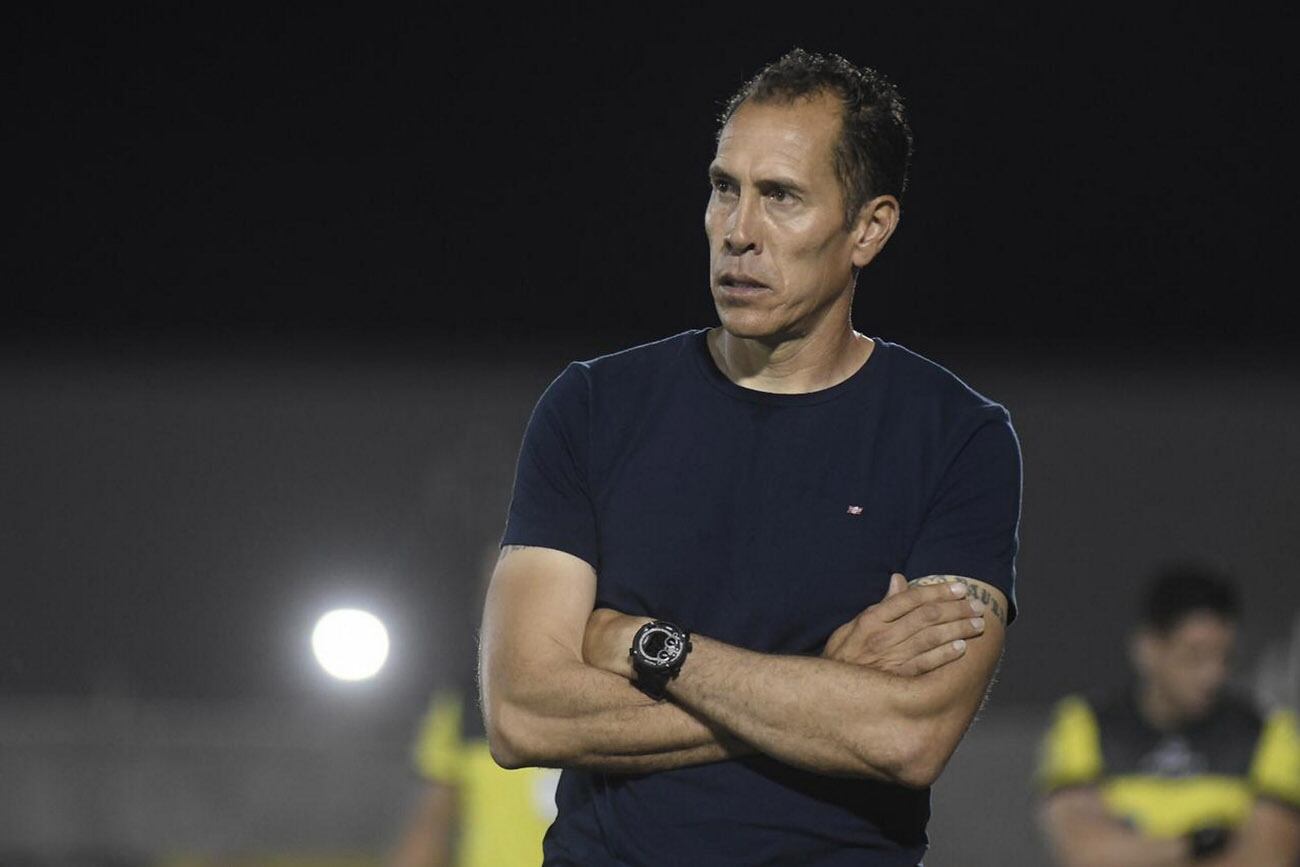 Lucas Bovaglio, técnico de Instituto, en el partido ante Estudiantes por el partido de ida de la final del Reducido de la Primera Nacional, en Caseros. (Federico López Claro / La Voz)