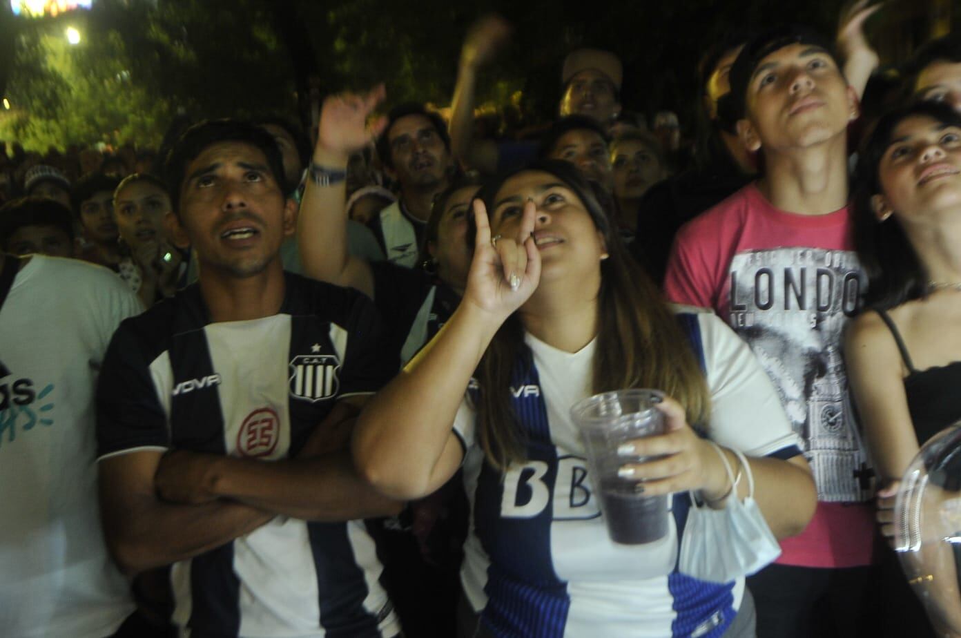 Desazón hinchas de Talleres, tras la final de la Copa Argentina. (Javier Ferreyra)