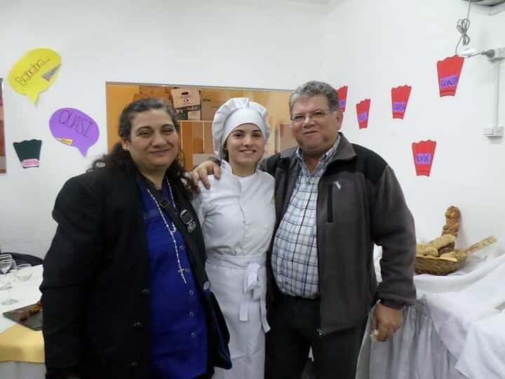 Mariana junto a sus padres.