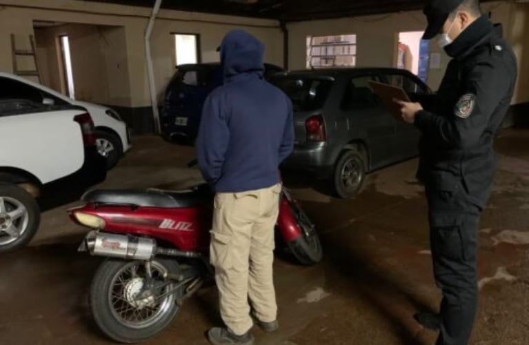 Efectivos policiales recuperan motociclo robado en Oberá.