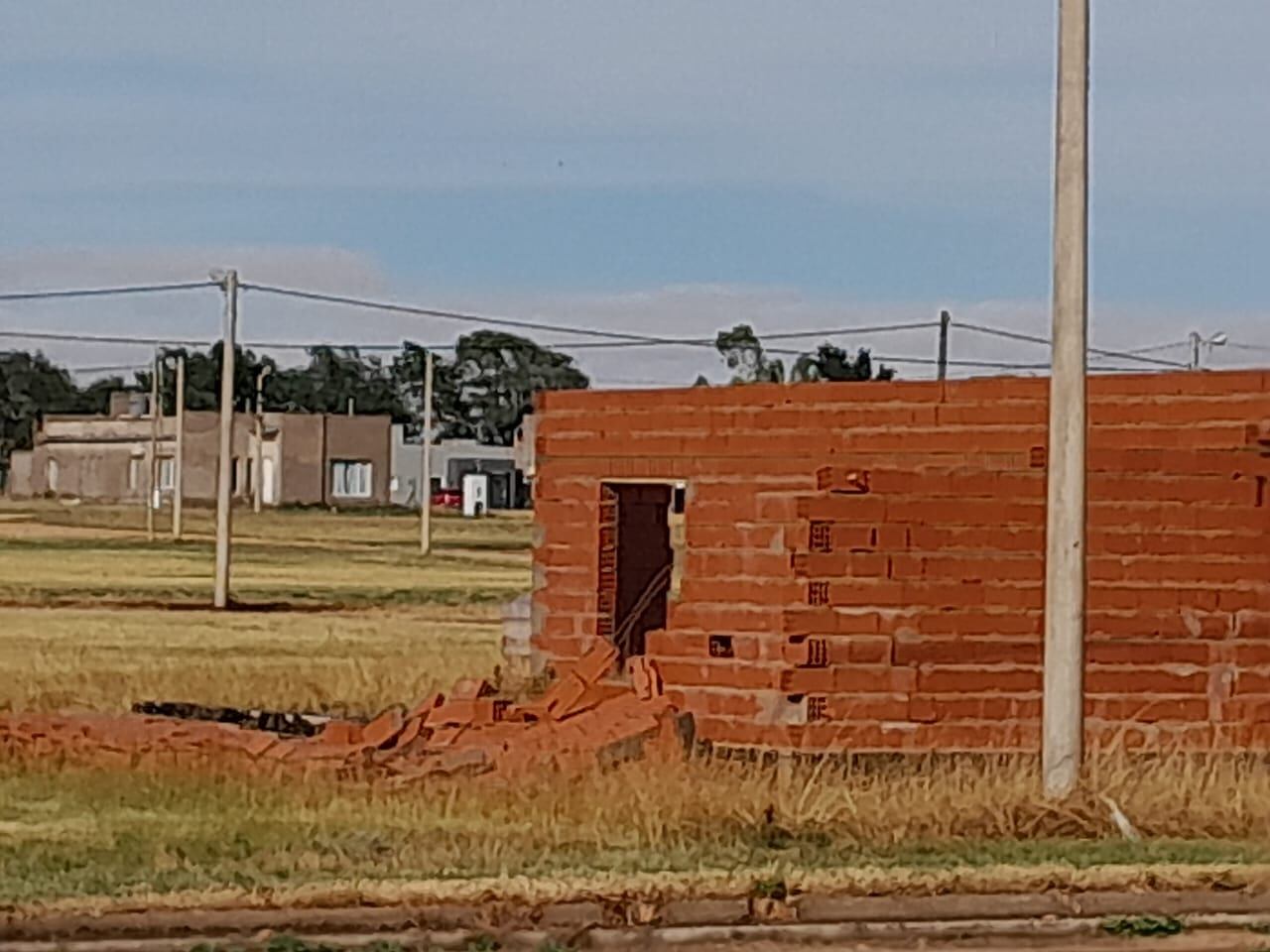 Temporal en Tres Arroyos: evacuados, árboles  caídos, techos volados y daños