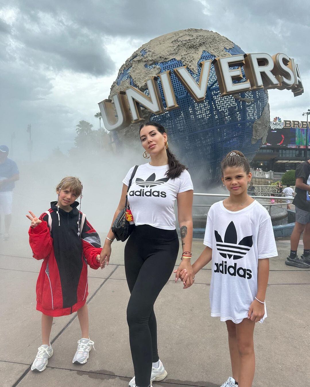 Wanda Nara junto a Francesca e Isabella en Disney Land