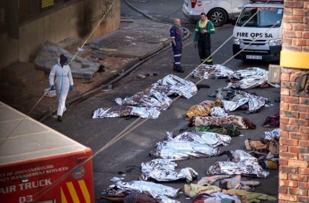 Los fallecidos debieron ser colocados en bolsas en la calle.