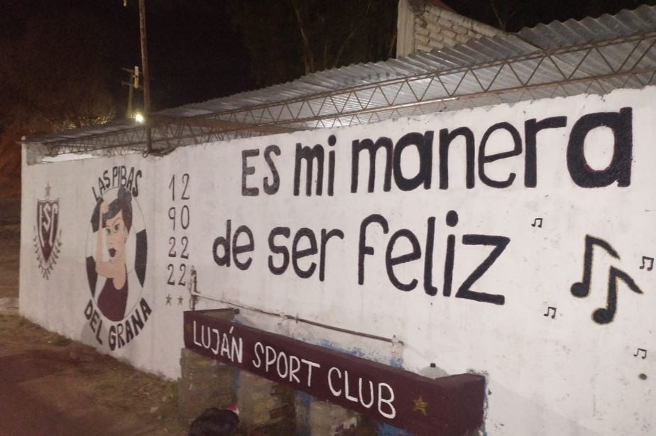 El mural en el ingreso a la popular, pintando por la hinchada femenina del Granate.