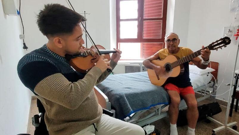 El nieto y el abuelo en el Hospital de Clínicas, tocando folclore. (Gentileza Fredy Bustos, El Doce TV)