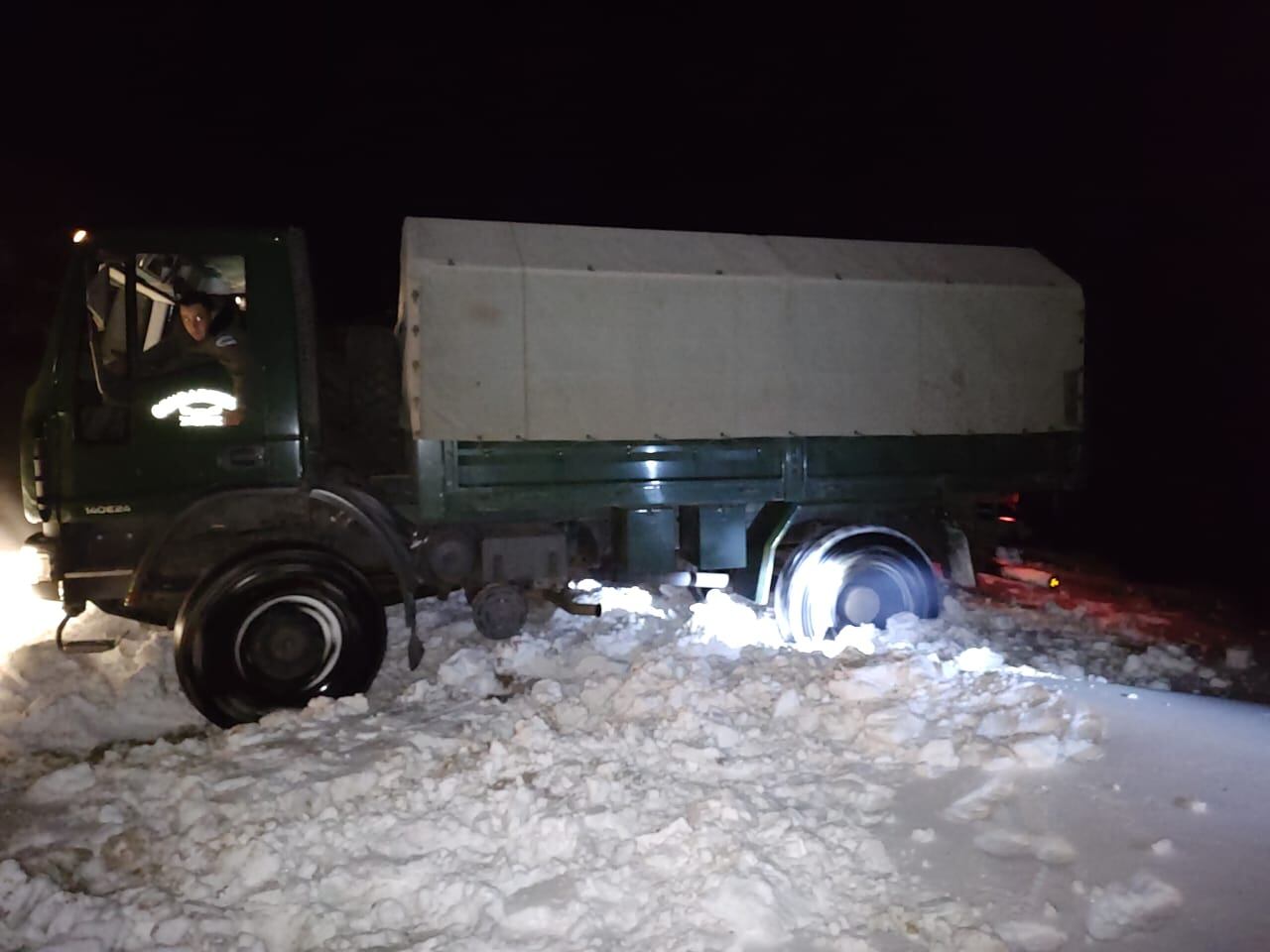 Rescataron a una familia en alta de montaña