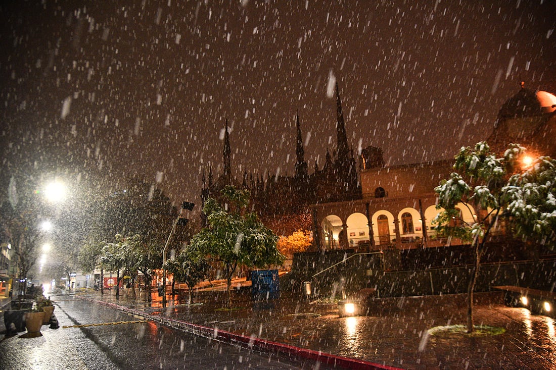 El centro de la capital de Córdoba se cubrió de nieve. (Pedro Castillo/ La Voz)