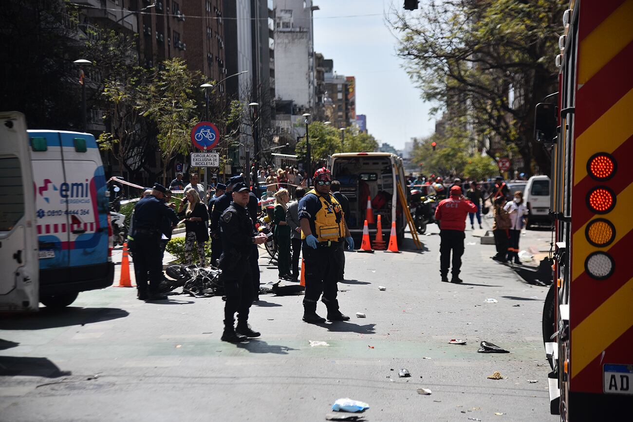 Terror en el centro de Córdoba por un auto que arrolló a peatones, motos y otros vehículo. (Pedro Castillo / La Voz)