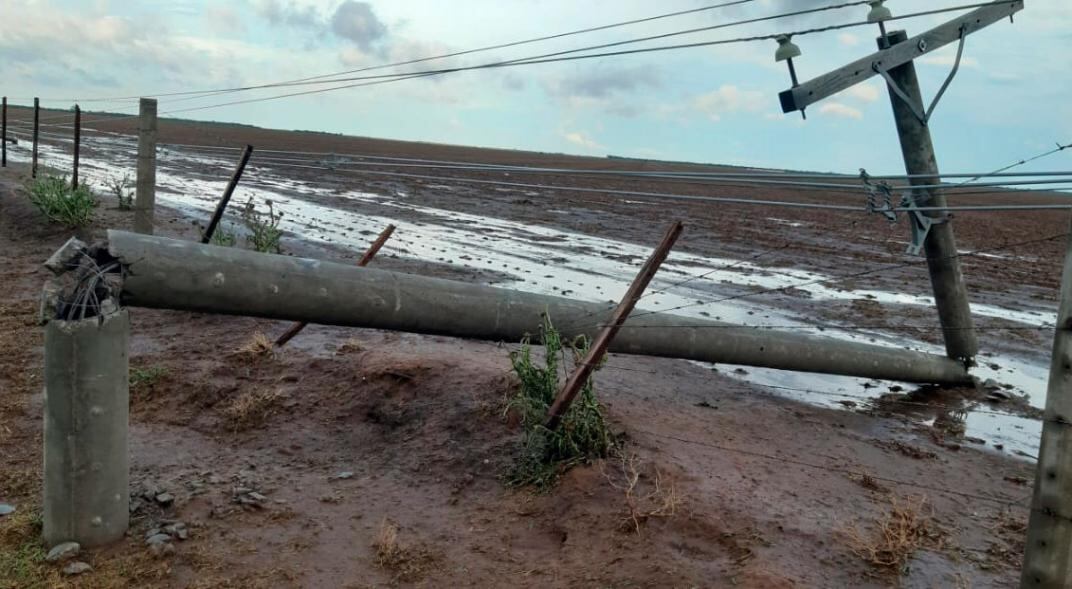 Al menos 30 familias se vieron afectadas con destrozos y cortes de luz.