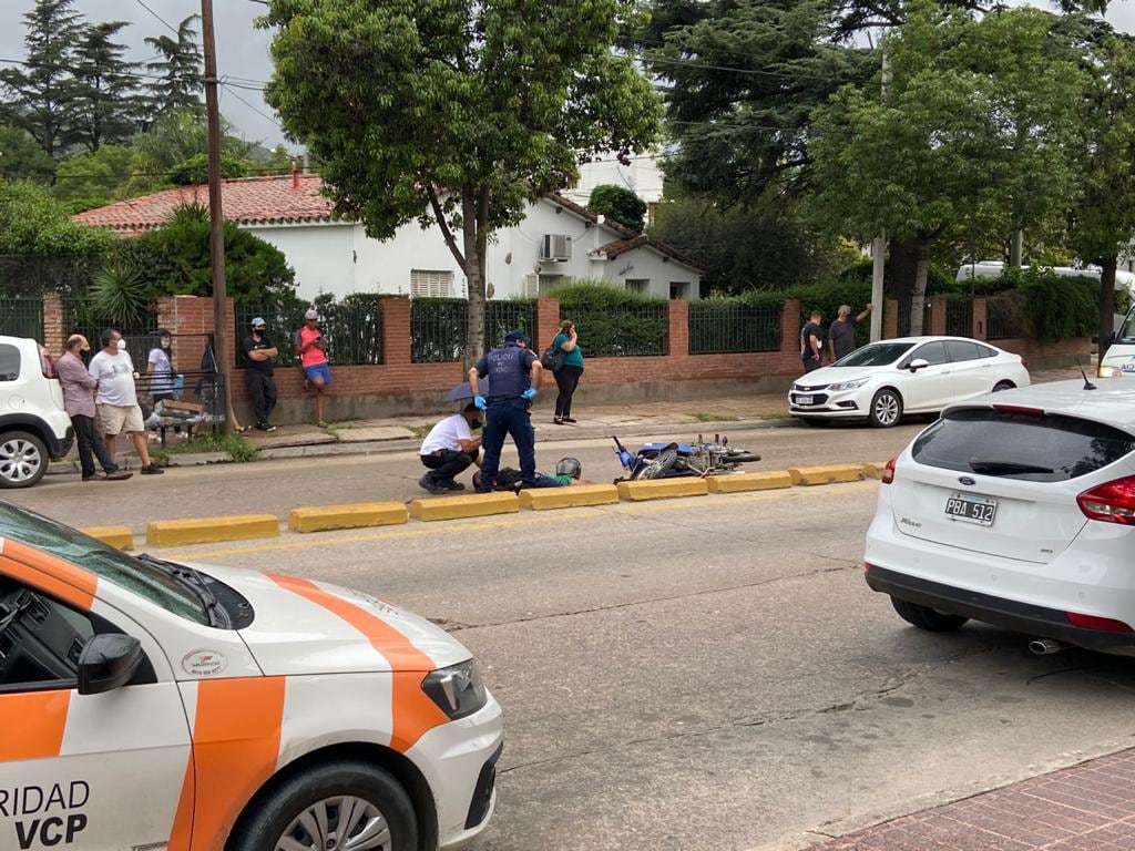 Motociclista siendo asistido por personal policial y de Seguridad Urbana, minutos previos al arribo del Servicio de Emergencias.