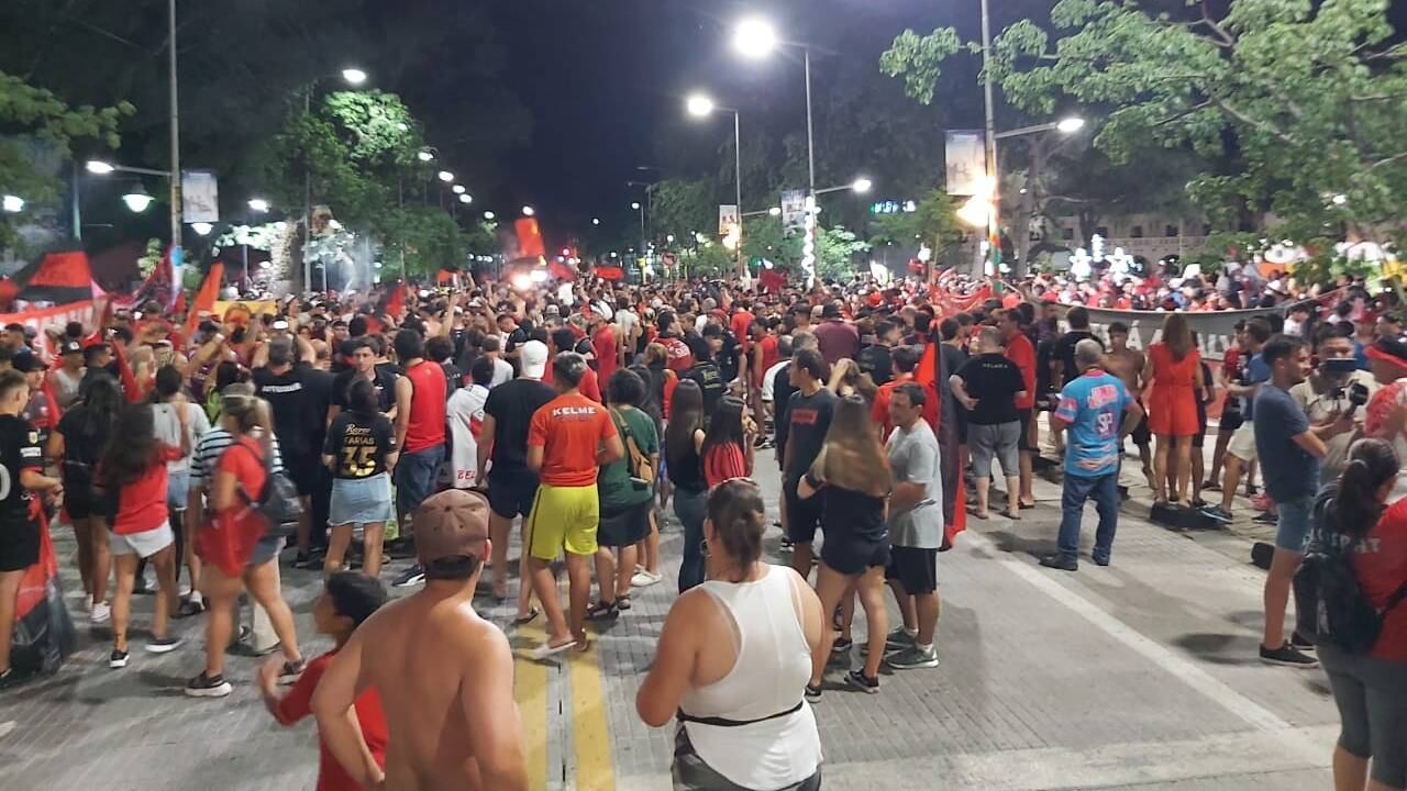 Los hinchas de Colón coparon Santiago del Estero para la final ante River