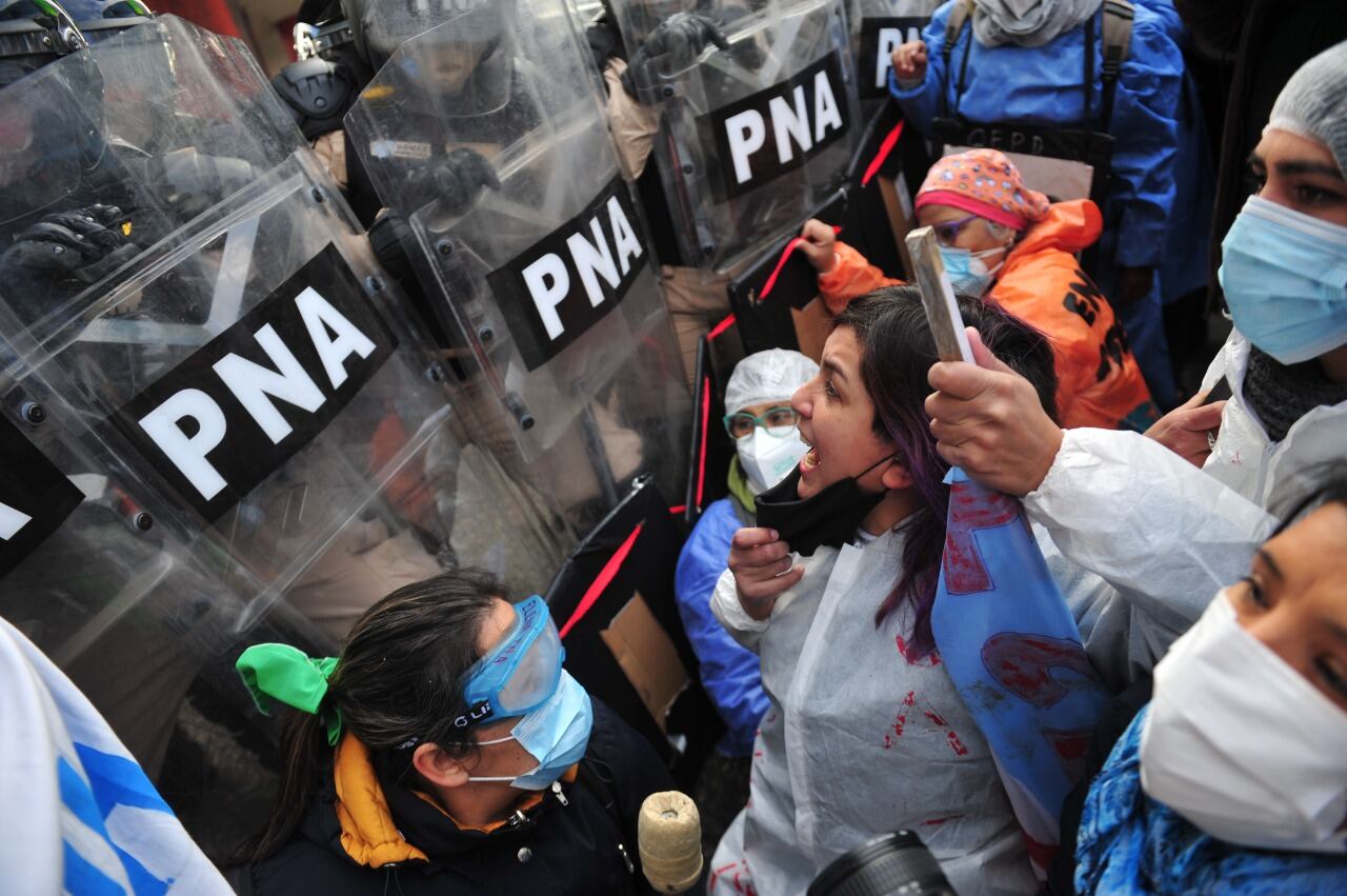 Trabajadores de la salud chocan con efectivos de la Prefectura al querer marchar sobre el puente Pueyrredón.