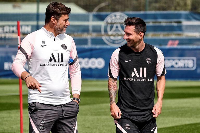 El DT argentino junto a Messi, en el entrenamiento del PSG. (Prensa PSG).