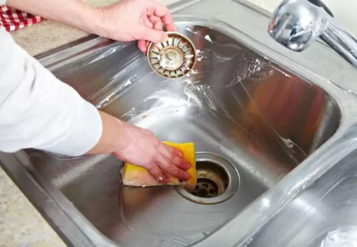 Ni lavandina ni limón: el truco casero que pocos conocen y elimina el mal olor de las tuberías de la cocina