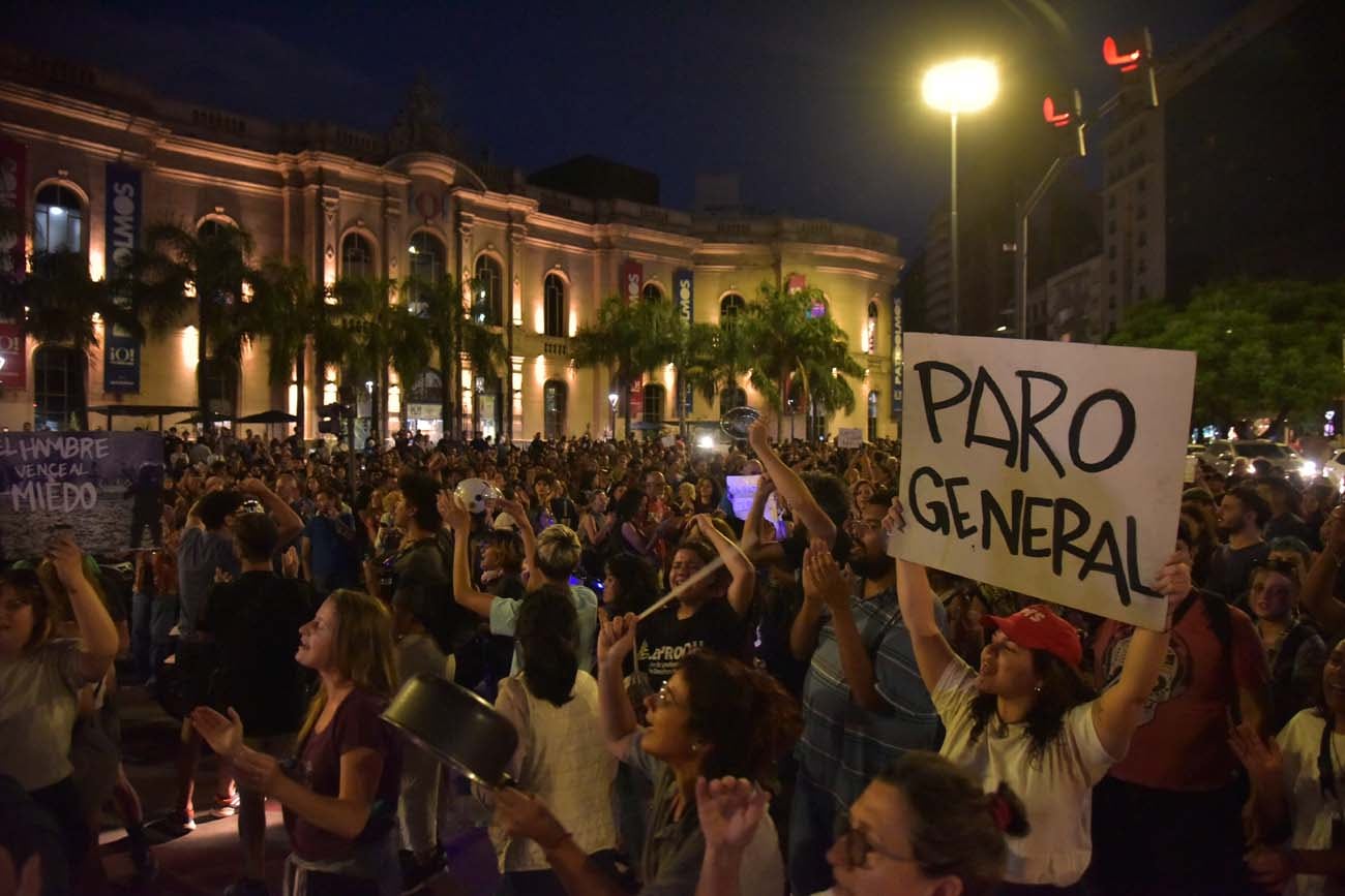 Cacerolazo en Patio Olmos contra del DNU de Milei (Facundo Luque / La Voz)