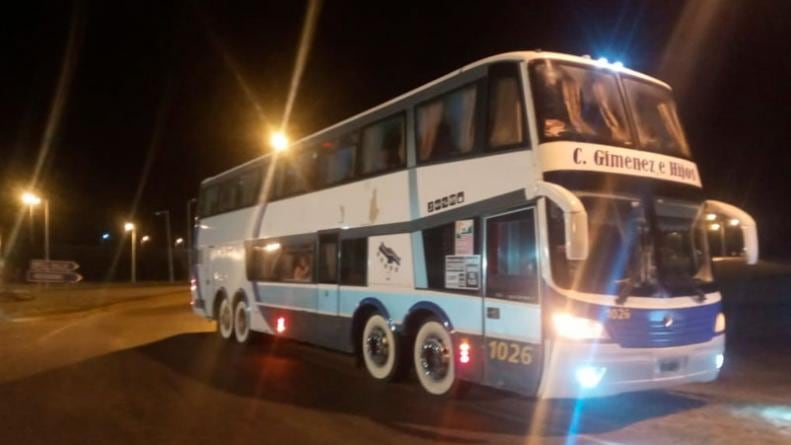 El colectivo que circuló en contramano durante 15 kilómetros por la autopista Córdoba-Rosario. (El Doce TV)