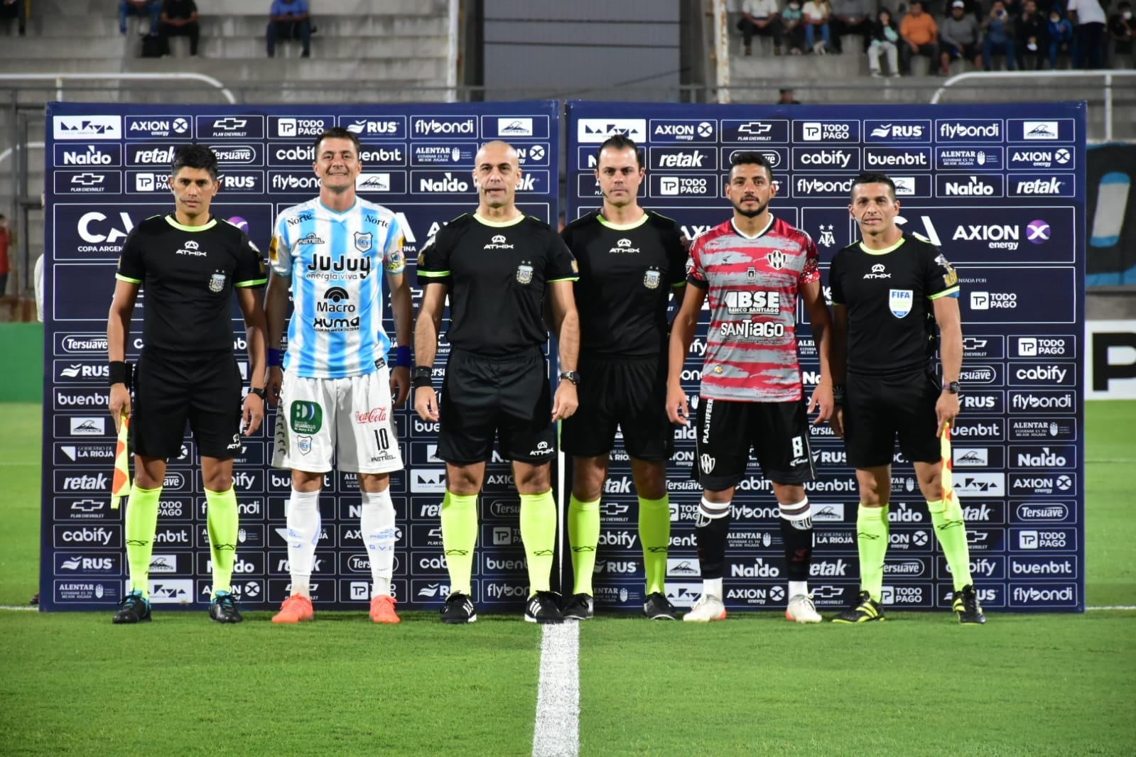 Posando para la tradicional fotografía en el minuto previo al inicio del partido, el cuerpo arbitral con los capitanes de ambos equipos estadio "Carlos Augusto Mercado Luna" de La Rioja.