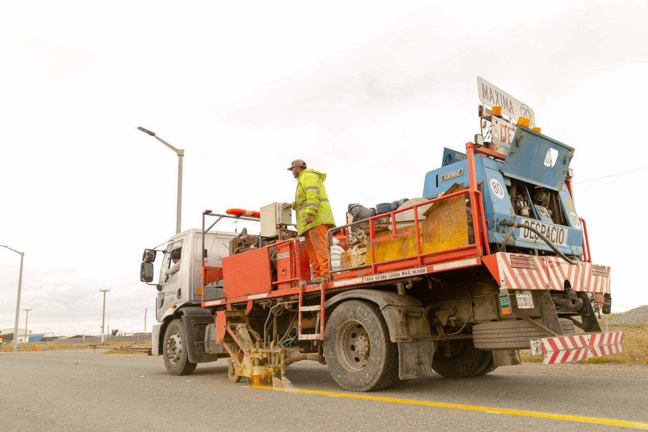 Vialidad Provincial efectúa trabajos de demarcación y señalización en la Ruta N° 3