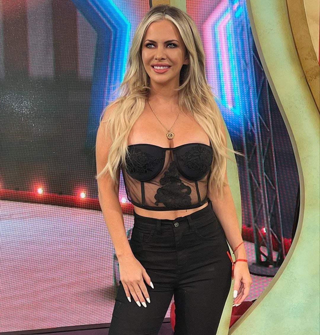 Ale Maglietti lució un look total black con transparencias y para el infarto.