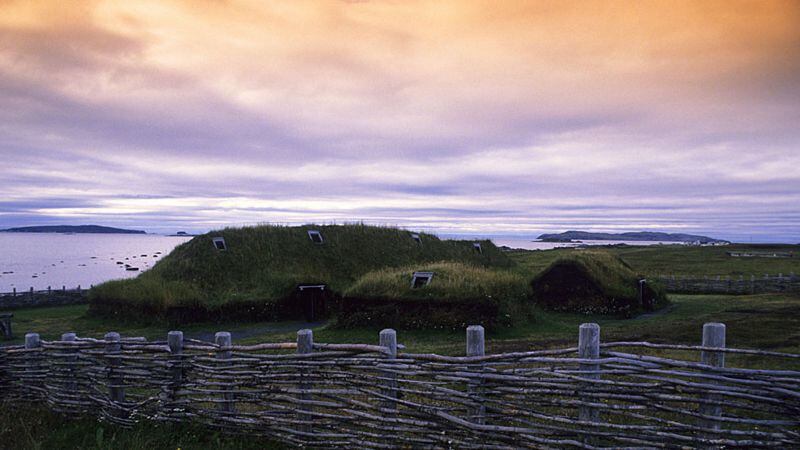 Parte de las ruinas supuestamente vikingas en L'anse aux Meadows, Canadá.