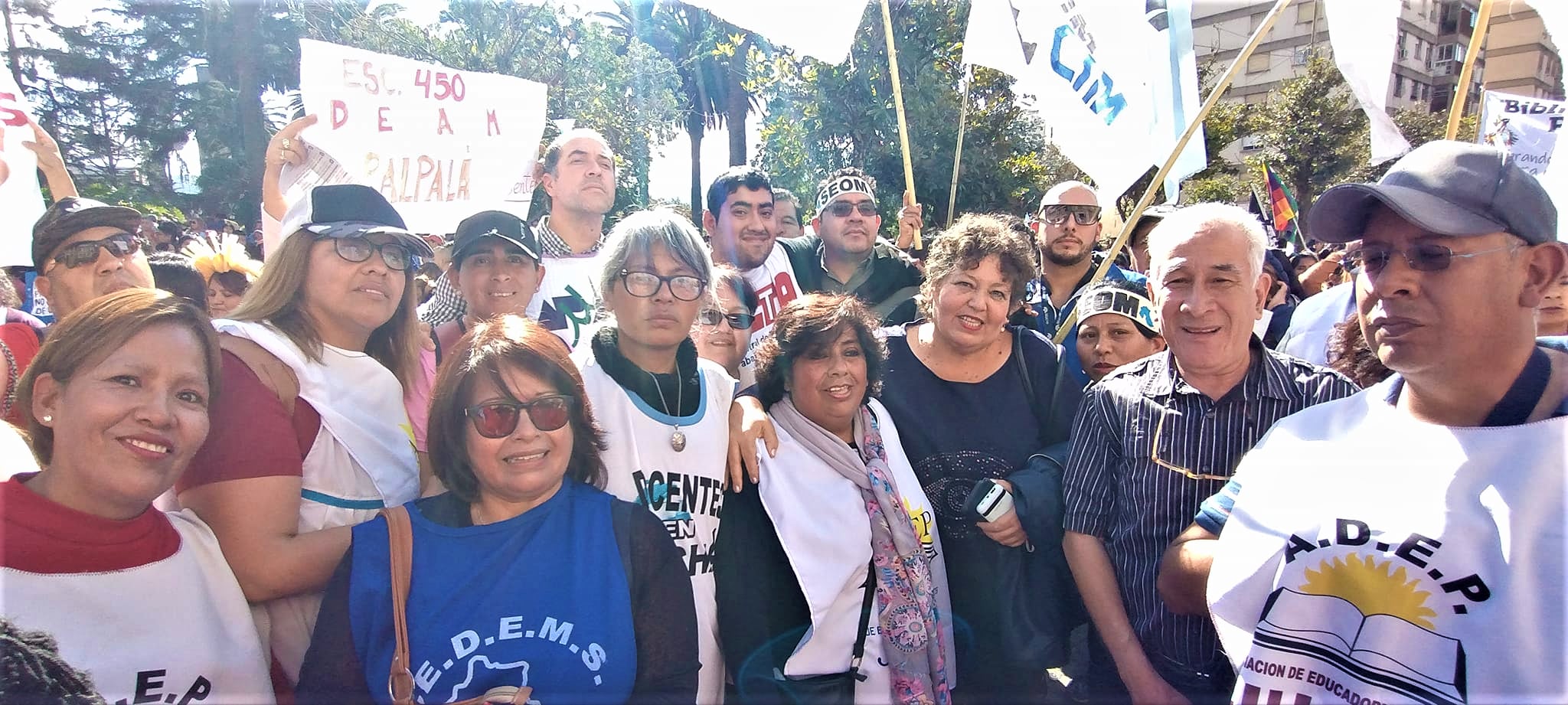 La secretaria general de ADEP, Silvia Vélez, al centro, acompañada por directivos de otros gremios estatales, este miércoles en la movilización que llegó hasta el Ministerio de Educación.