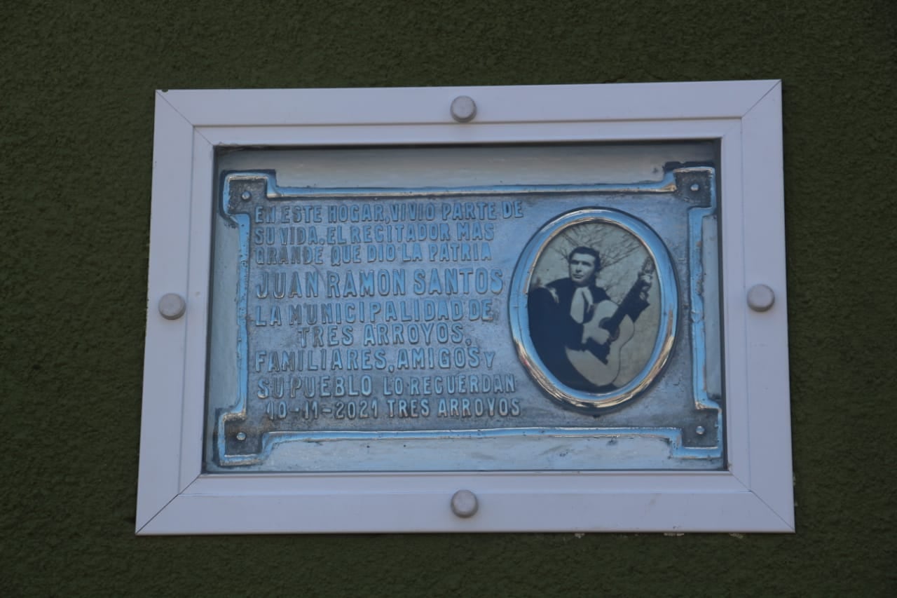 En el día de la tradición descubren placa en reconocimiento a Juan Ramón Santos.