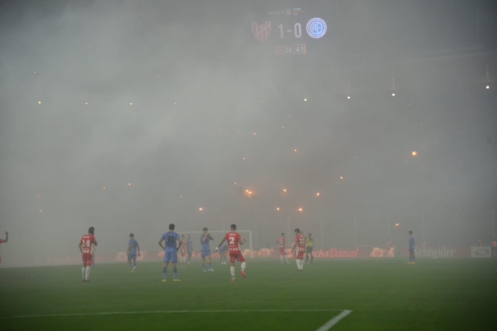 El clásico estuvo detenido durante ocho minutos por el show de las hinchadas de Instituto y Belgrano en el clásico. (Ramiro Pereyra y Javier Ferreyra / La Voz)