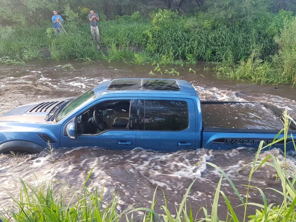 Quiso sortear una crecida y fue arrastrado por la corriente del río Quilpo.